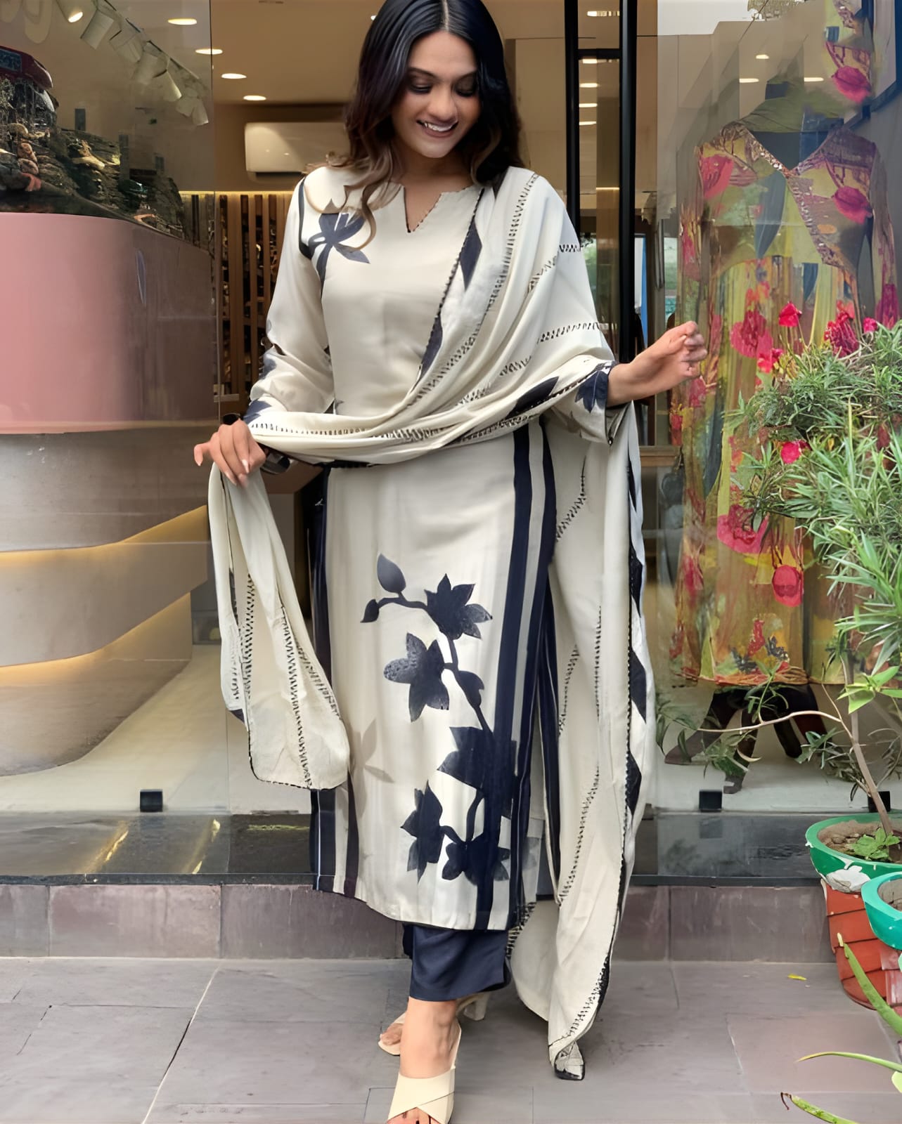 Women's MUSLIN Straight Kurta with Pant and Printed Dupatta Sets