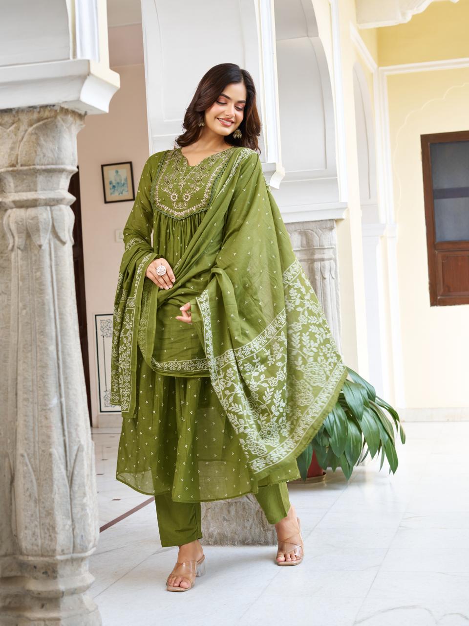 Women Green Printed cotton Embroidered Kurta With Pant & Dupatta