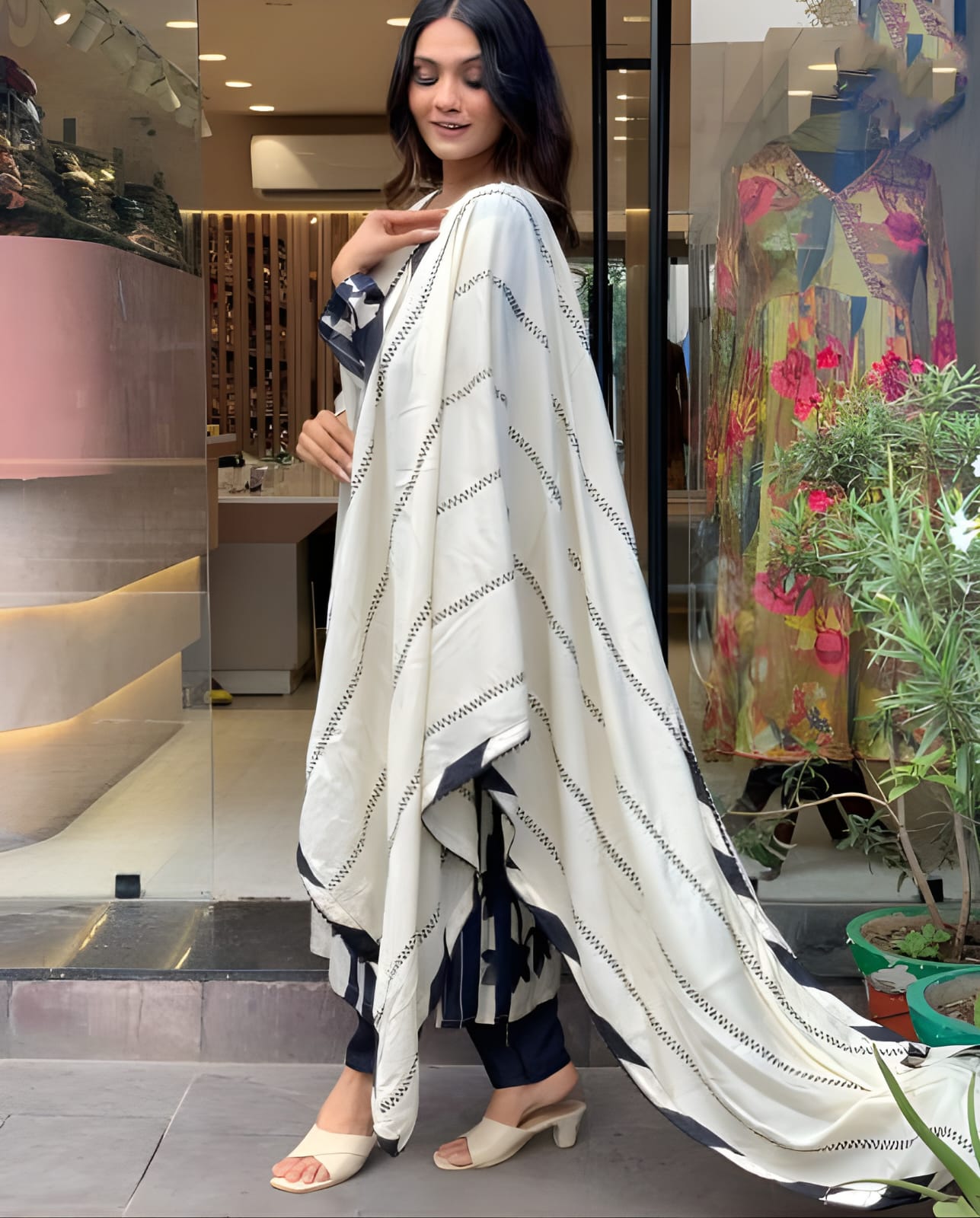 Women's MUSLIN Straight Kurta with Pant and Printed Dupatta Sets