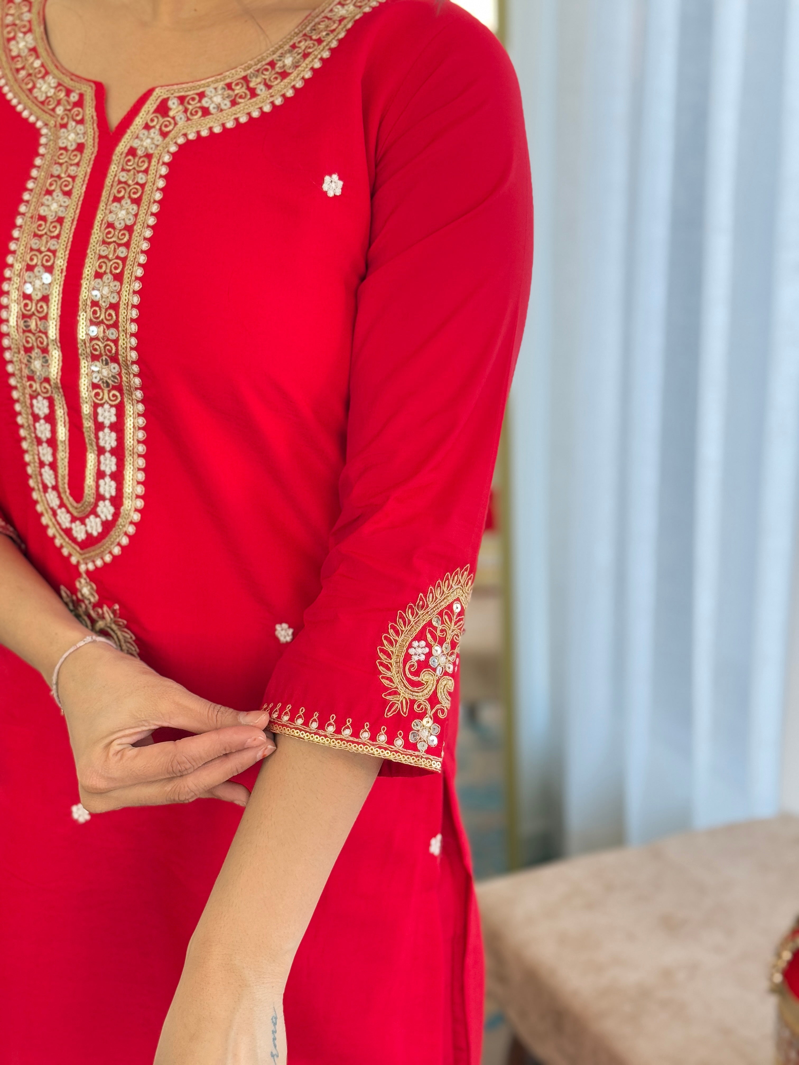 Off White Floral Embroidered Viscose Chanderi Kurta with Trousers & With jacquard Dupatta
