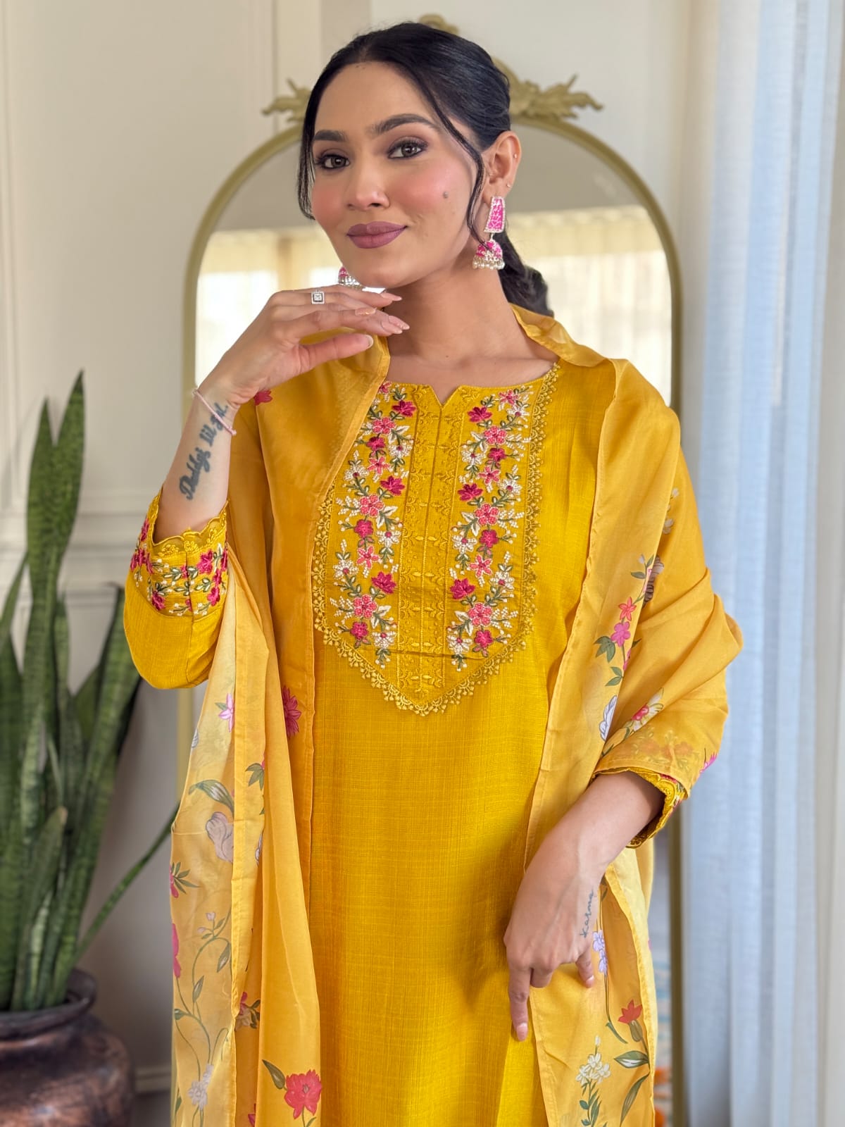 Women's Gadhwal silk Embroidered Straight Kurta with Gadhwal silk Pant & Teby organza Printed Dupatta Set